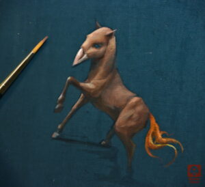 Ölgemälde eines braunen Pferdes mit einem Vogelkopf und einem Feuerschwanz. Oil painting of a brown horse with a bird head and a fire tail.