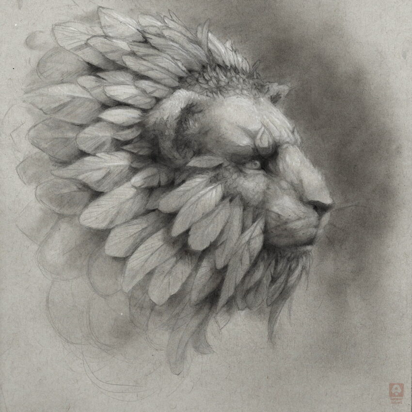 Bleistiftportrait eines männlichen Löwen in dreiviertelansicht. Er sieht zur Seite mit einem ernsten Blick. Als Mähne hat er anstatt von Fell viele große und kleine Federn. Pencil portrait of a male lion in three-quarter view. He is looking to the side with a serious expression. Instead of fur, he has many large and small feathers in his mane.