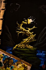 Bild einer gespannten Leinwand mit einem Bild von einem Goldbaum in nächtlicher Umgebung.