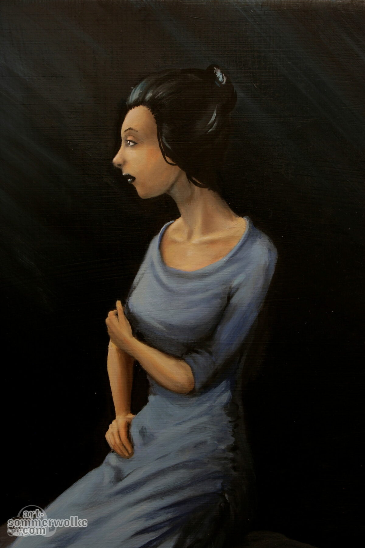 Ölgemälde einer sitzenden jungen Frau im blauenen Kleid mit schwarzem Haar im Profil vor schwarzem Hintergrund. Oil Painting of a young woman with blue dress and black hair, sitting in front of a black background.