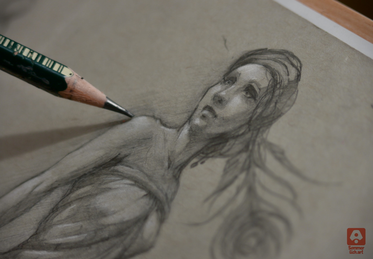 Detailansicht einer Zeichnung einer jungen Frau mit einer Pfauenfeder.