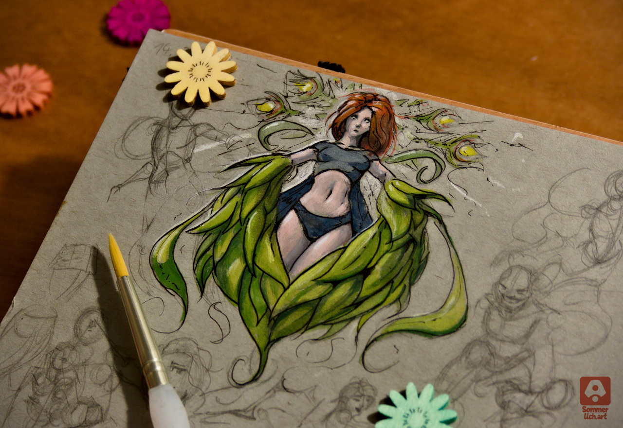 Eine kleine Tusche- und Gouache-Illustration einer Fee, eingerahmt in Blätter. Sie hat rote Haare und sieht ein wenig wie eine Statue aus.
